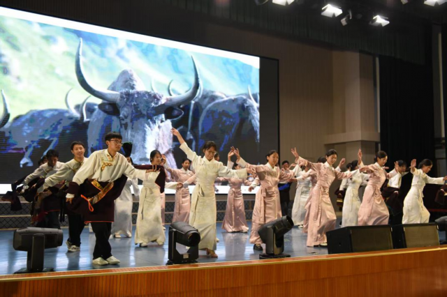 ���˶�������ί��������е�һ����ѧ���Ͽ�չ�