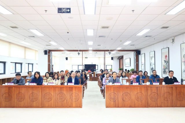 �������ҵ��ѧίԱ�ỻ����Բ������