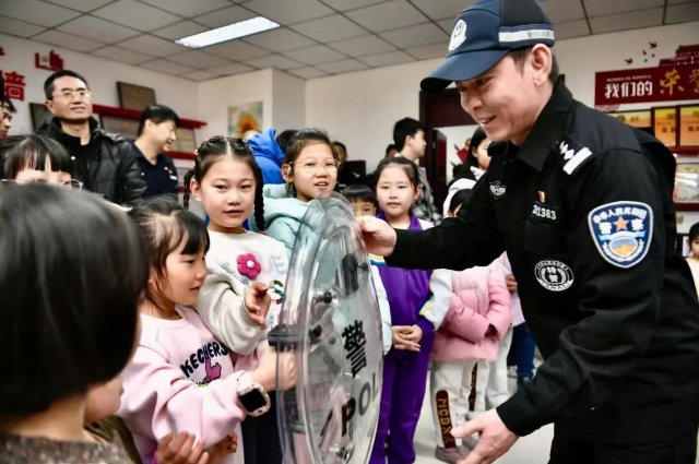 ��װ����ѧ��թ����Ӣ�� �Ӷ���Ӫӭ�����⡰С̽Ա��