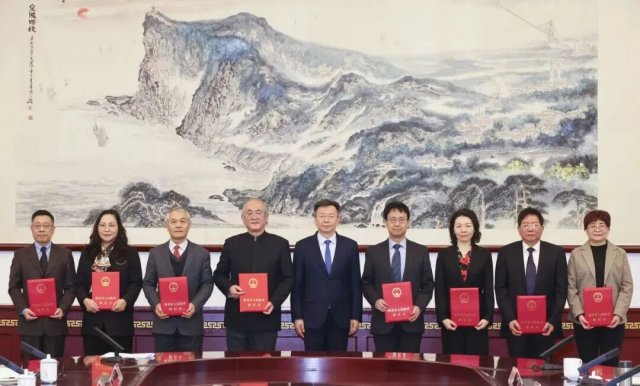 ��Ա�쾧����������4�ˣ���Ƹ�Ͼ�����������